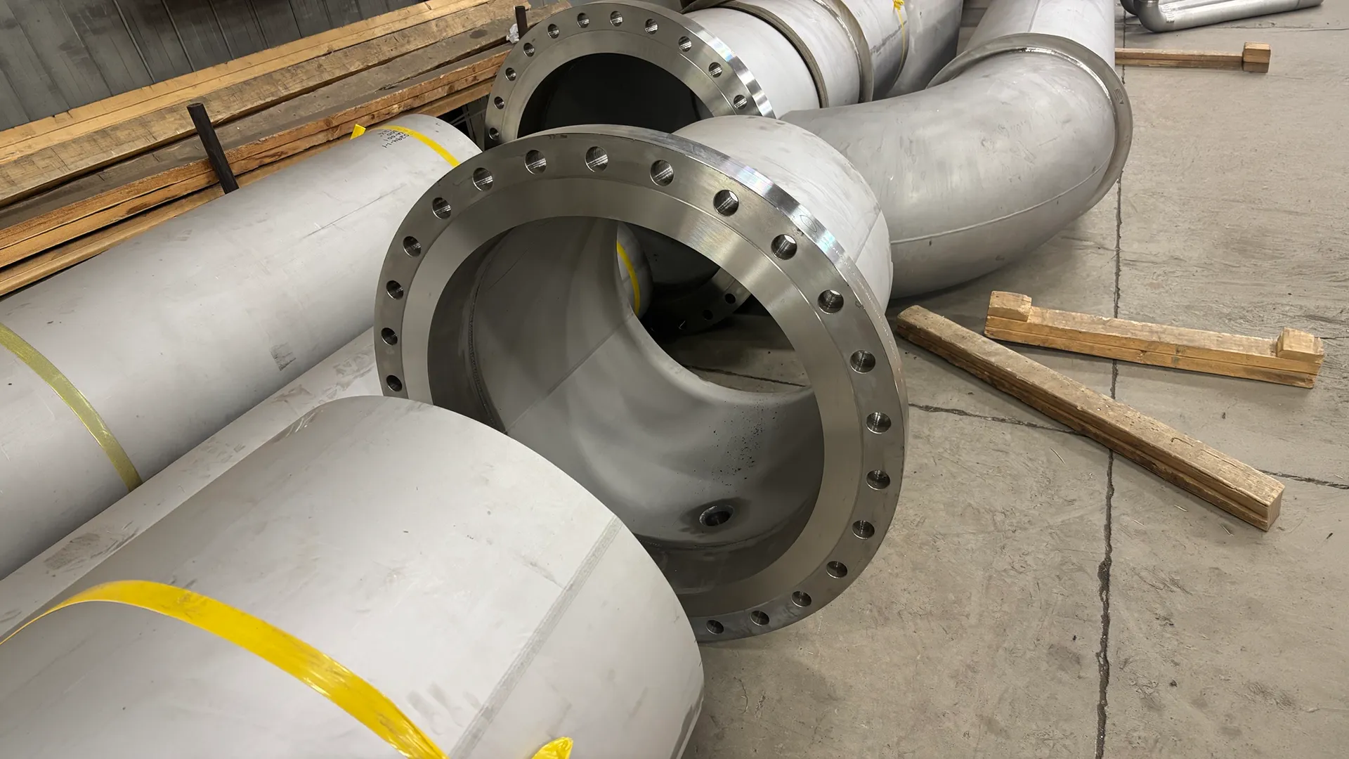 Large flange fitting